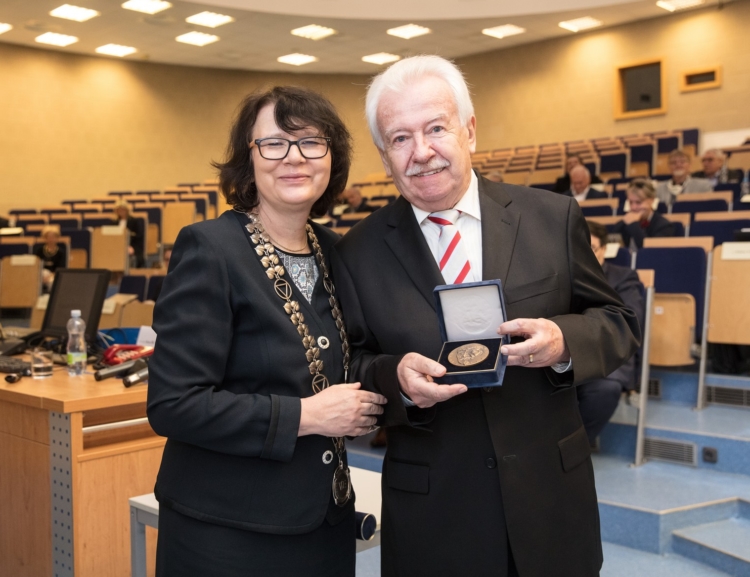 VŠE awarded Alois Rašín Medal to Richard Hindls