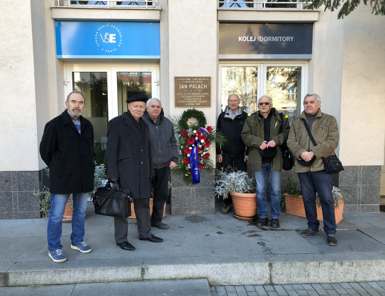 Spolužáci Jana Palacha uctili jeho památku